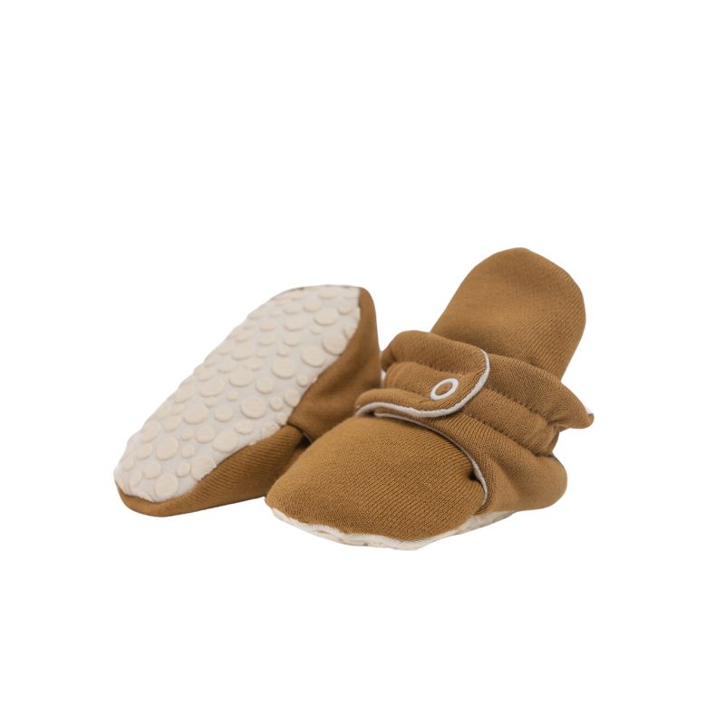 Detalhe baby booties cor honey mustard com molas de pressão antiderrapantes