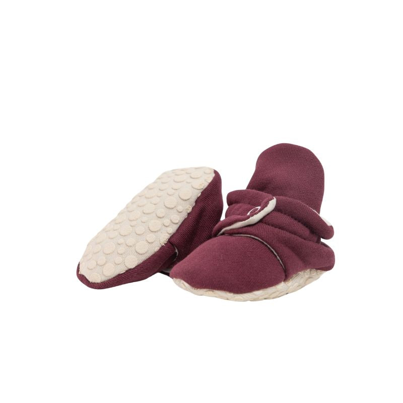 Detalhe baby booties cor cherry pie com molas de pressão antiderrapantes